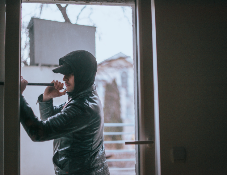 burglar uses crowbar to break into window
